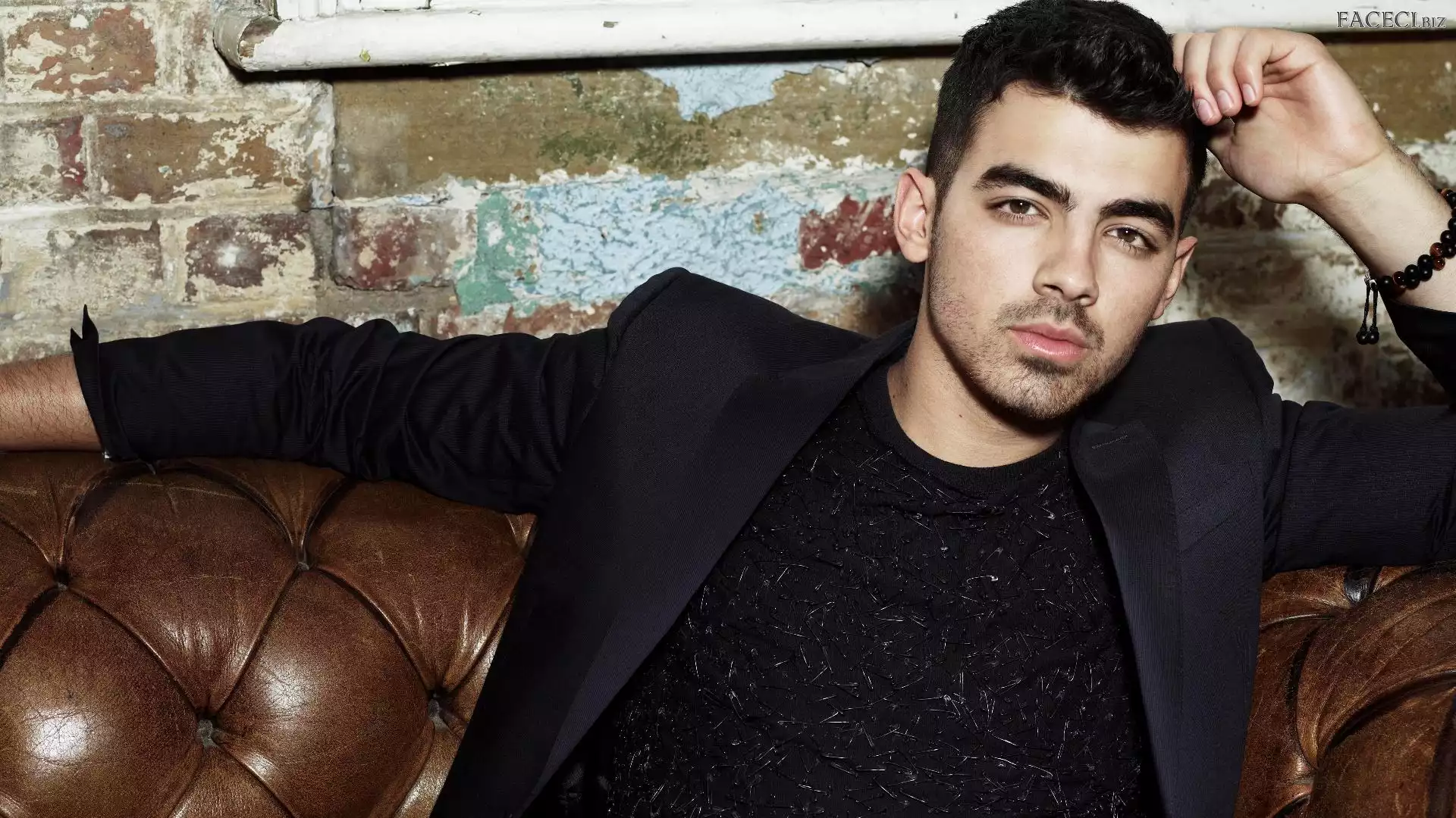 Kanapa, Joe Jonas, Marynarka